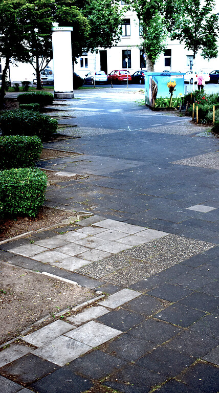 Bodenplatten-Musterung auf Südseite des Bonner Frankenbades, Blickrichtung Osten (2020).