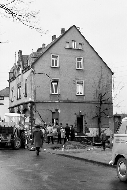 Risse an der Stirnseite des Hauses Pickel (Bahnhofstraße 29) in Plaidt (1968)