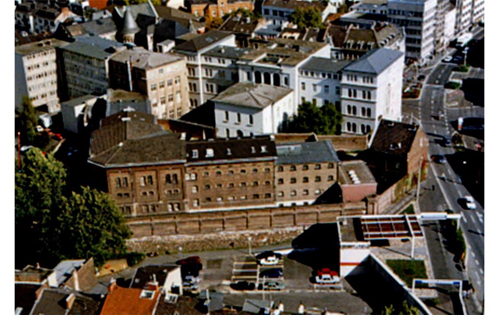 Schrägluftbild-Aufnahme der JVA Bonn mit den Gebäuden von Land- und Amtsgericht Bonn aus westlicher Richtung (1982).