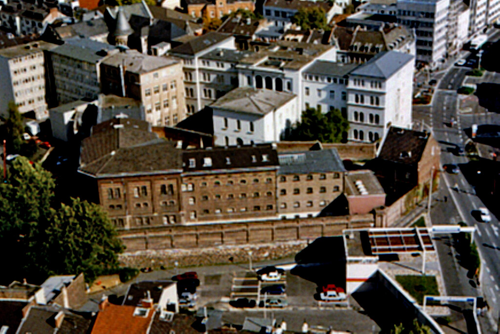 Schrägluftbild-Aufnahme der JVA Bonn mit den Gebäuden von Land- und Amtsgericht Bonn aus westlicher Richtung (1982).