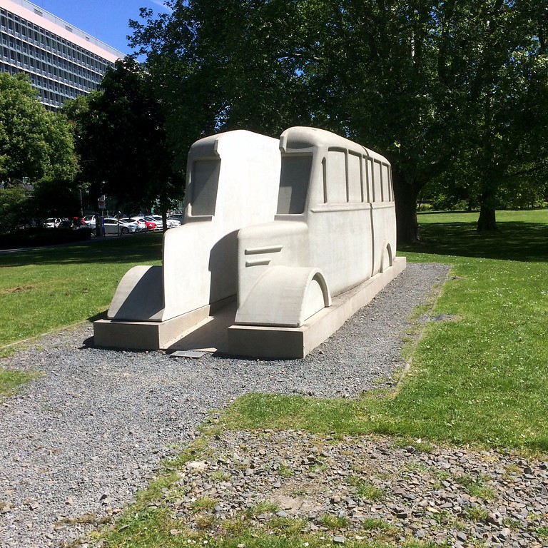 Das "Denkmal der grauen Busse" am LVR-Landeshaus in Köln-Deutz (2019).