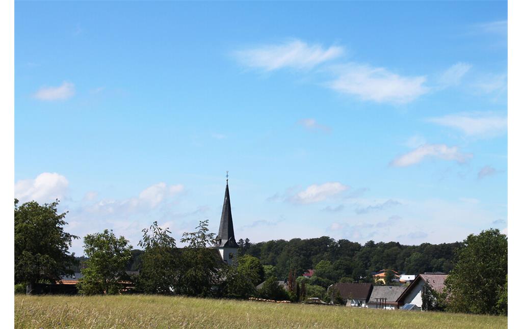 Ansicht der Ortsgemeinde Helferskirchen mit der Kirche Mariä Himmelfahrt (2020).