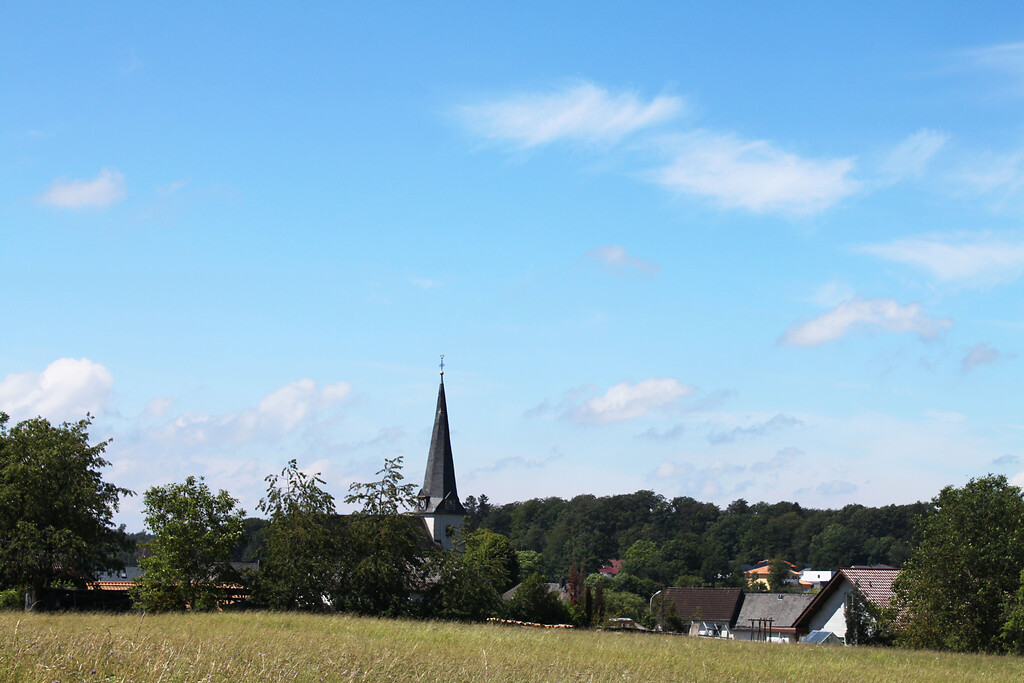 Ansicht der Ortsgemeinde Helferskirchen mit der Kirche Mariä Himmelfahrt (2020).