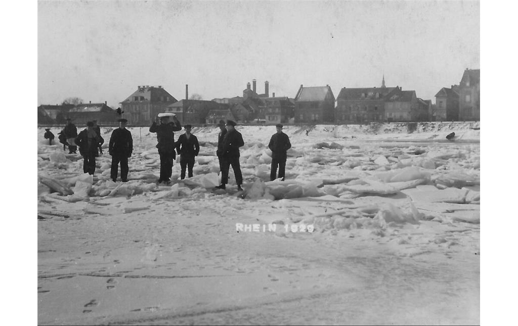 Historische Fotografie mit Menschen aus Nierstein auf dem zugefrorenen Rhein (1929)