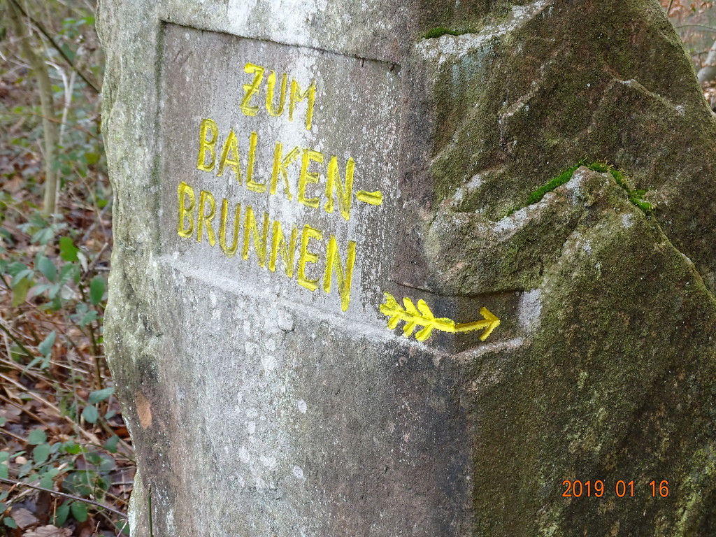 Wegweiserstein "Zum Balkenbrunnen" bei Mölschbach (2018)