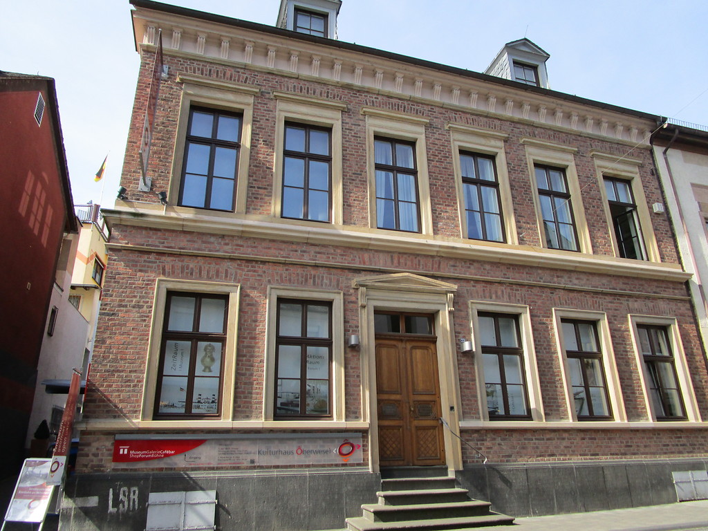 Kulturhaus in Oberwesel (2016): Die Fassade besteht aus rotem Backstein, die Gesimse sowie Tür- und Fenstergewände sind aus gelbem Sandstein gefertigt.