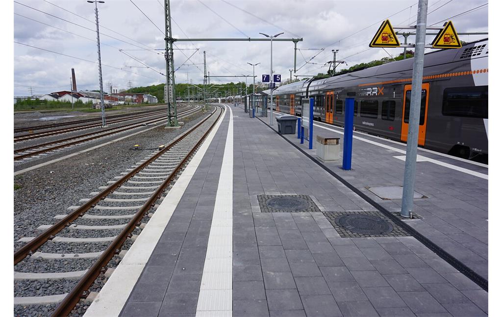 Bahnhof Herzogenrath (2021). Neuer Bahnsteig mit den Gleisen 5 und 7 für die Züge nach Heerlen, rechts abgestellte Züge des RRX - Rhein-Ruhr-Express von NationalExpress.