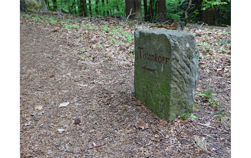 Wegweiserstein "Totenkopf" am Felsenmeer im Pfälzerwald (2018)