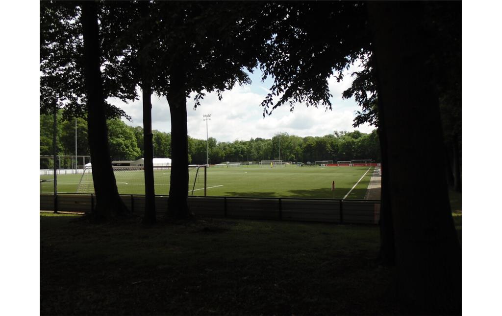 Blick auf einen eingezäunten Fußballplatz im RheinEnergieSportpark in Köln-Sülz (2021).