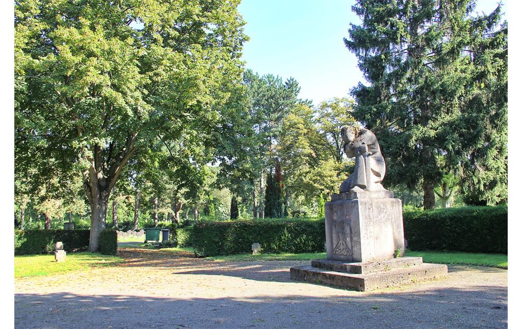 Transloziertes Kriegerehrenmal auf dem Friedhof "Platanenweg" in Bonn-Beuel