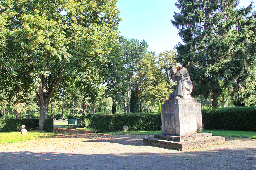 Transloziertes Kriegerehrenmal auf dem Friedhof "Platanenweg" in Bonn-Beuel