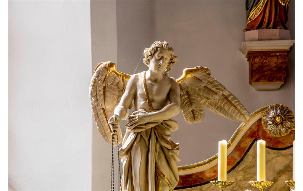Detailansicht einer Engelfigur am Hauptaltar der Pfarrkirche Mariä Geburt in Bretzenheim (2022)