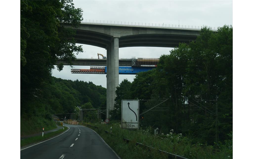 Im Vordergrund ist die neue Lahntalbrücke zu erkennen. Dahinter wird die alte Brücke abgetragen (2017).