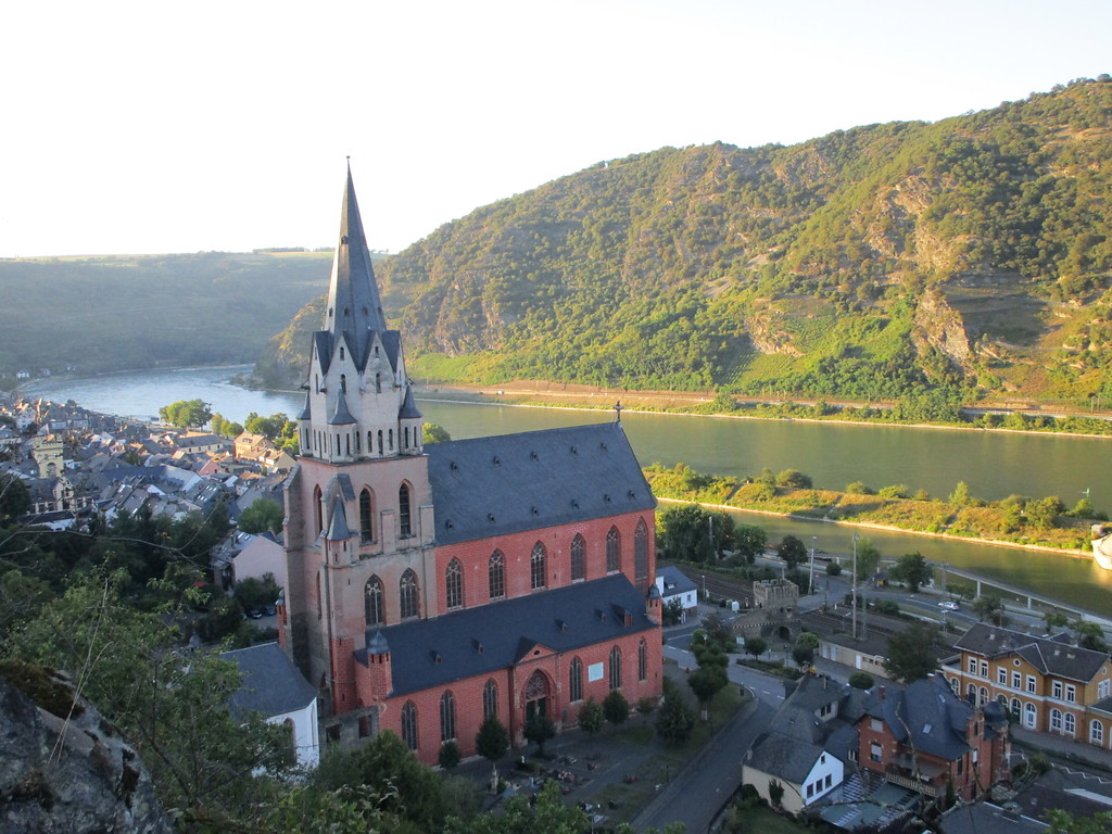 Liebfrauenkirche in Oberwesel (2016): Die Liebfrauenkirche wird aufgrund des rot gestrichenen Bruchsteins häufig auch als rote Kirche bezeichnet und ragt hoch und schlank über die Dächer von Oberwesel.