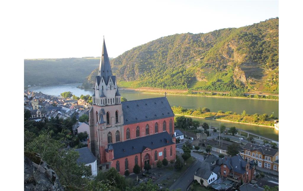 Liebfrauenkirche in Oberwesel (2016): Die Liebfrauenkirche wird aufgrund des rot gestrichenen Bruchsteins häufig auch als rote Kirche bezeichnet und ragt hoch und schlank über die Dächer von Oberwesel.