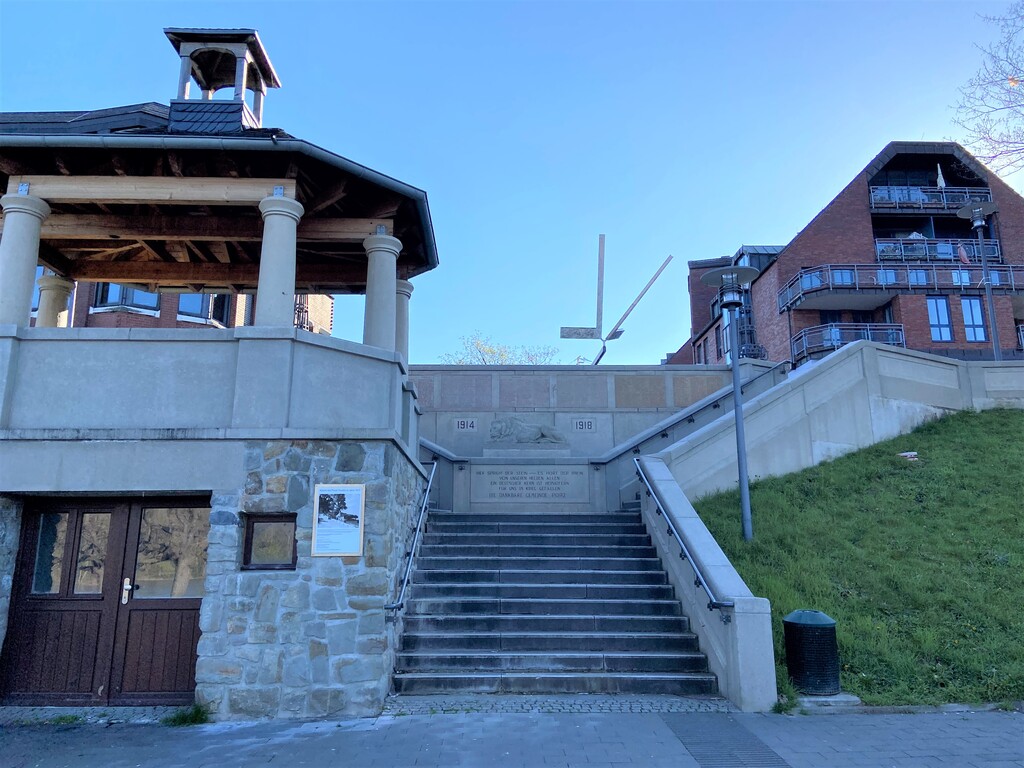 Die repräsentative Treppenanlage mit dem Verkaufspavillon links und dem zentralen Löwenmonument in der Mitte vom Rheinufer aus gesehen. Im Hintergrund ist das kinetische Kunstwerk "Triple L" von  George Rickey zu sehen (2023).