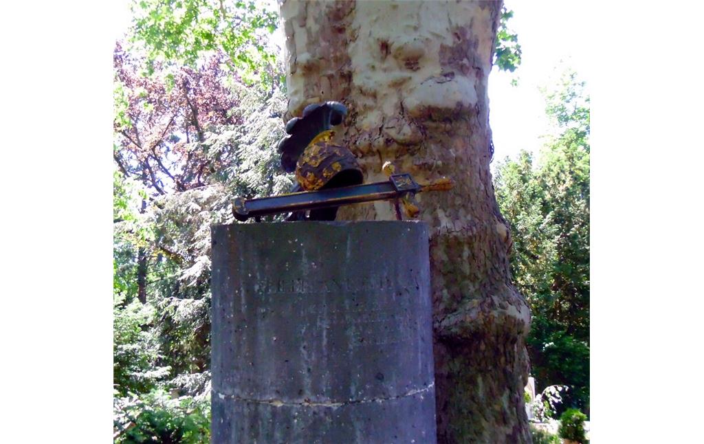 Grabstätte des preußischen Generalmajors Florian Freiherr von Seydlitz auf dem Kölner Melatenfriedhof (2020). Der Grabstein wird gekrönt von einem überlebensgroßen Helm und einem Schwert in Schwertscheide - die abgelegten Insignien eines Kriegers, der nun hier ruht.