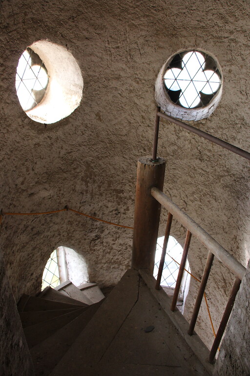 Blick ins gewendelte Treppenhaus im Chorturm der Evangelischen Kirche in Laubenheim (2021)