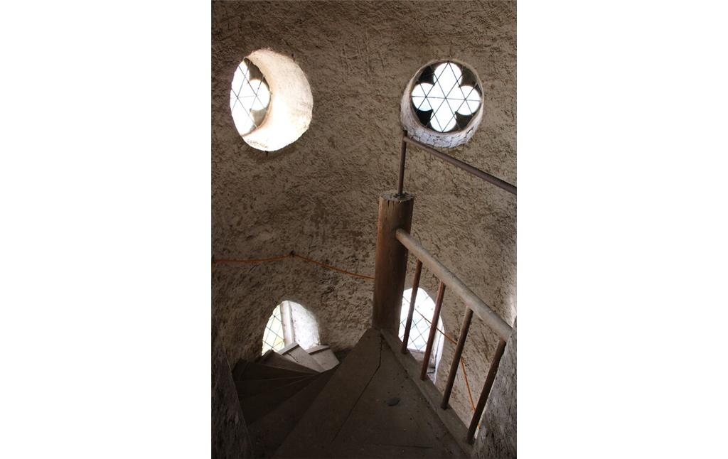 Blick ins gewendelte Treppenhaus im Chorturm der Evangelischen Kirche in Laubenheim (2021)