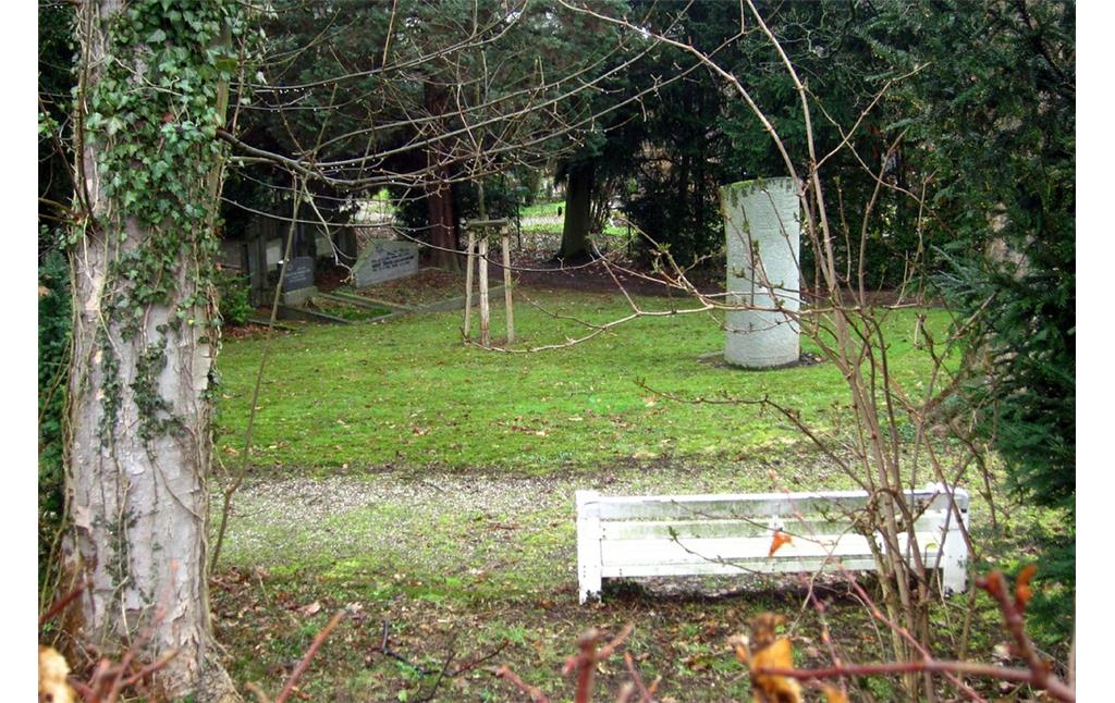Jüdischer Friedhof in Hennef-Geistingen, im Blick der Gedenkstein und die Parkbank (2013)