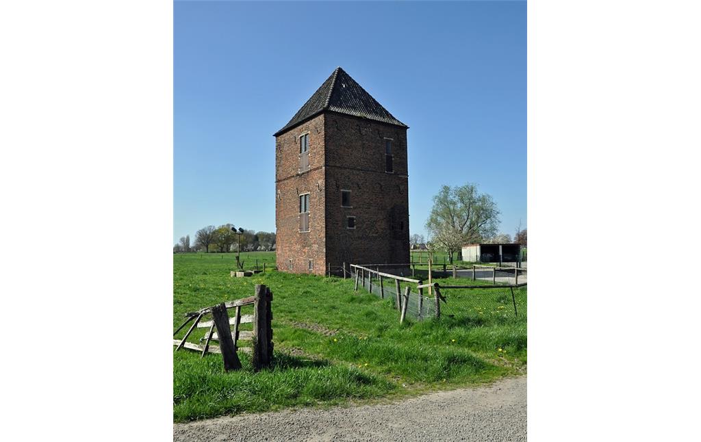 Gesamtansicht der Süd- und der Ostseite des Battenbergturms am Buschkampshof in Rees-Haldern (2016).