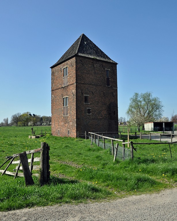 Gesamtansicht der Süd- und der Ostseite des Battenbergturms am Buschkampshof in Rees-Haldern (2016).