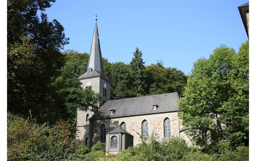 Die Kirche Sankt Johann Baptist mit der Armen-Seelen-Kapelle in Marienheide-Gimborn (2008).