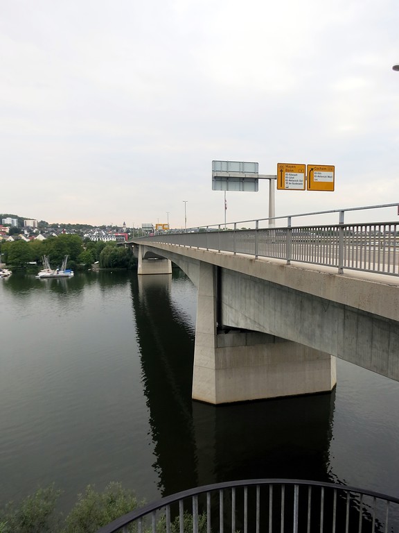 Die Kurt-Schumacher-Brücke über die Mosel in Koblenz-Metternich, Blick in Richtung Nordwesten (2014).