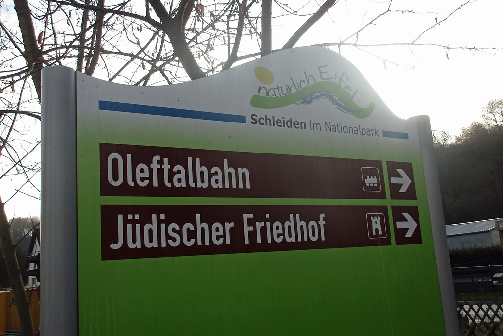 Hinweisschild zur Oleftalbahn und zum jüdischen Friedhof Gemünd in der Kölner Straße (2016)