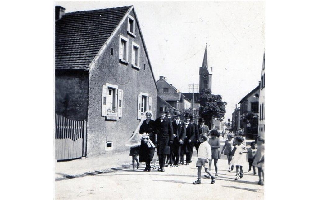 Hochzeitsgesellschaft in der Hauptstraße in Mackenbach (1933)