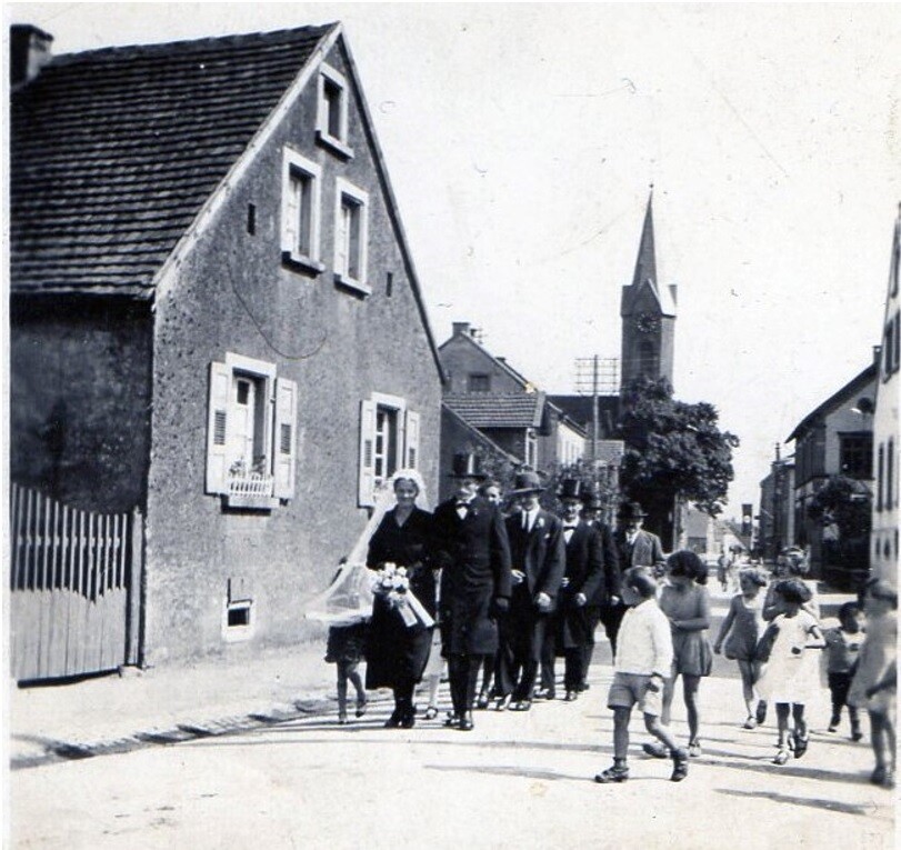 Hochzeitsgesellschaft in der Hauptstraße in Mackenbach (1933)