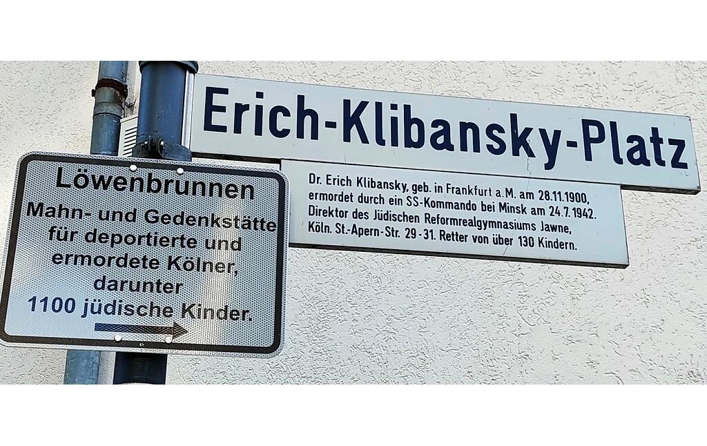 Straßen- und Informationsschild zum Erich-Klibansky-Platz und zur Mahn- und Gedenkstätte Löwenbrunnen am Lern- und Gedenkort Jawne in Köln-Altstadt-Nord (2021).