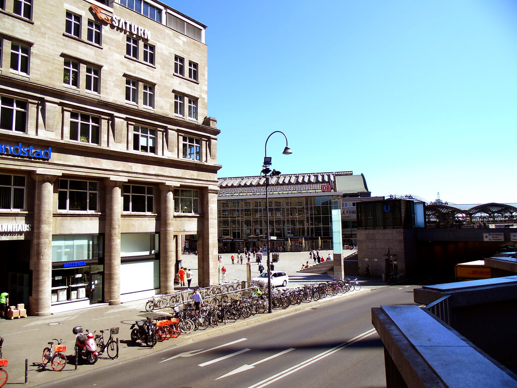 Blick von der Domplatte auf das Deichmannhaus sowie auf Teile des Hauptbahnhofs in der Kölner Altstadt-Nord (2020).