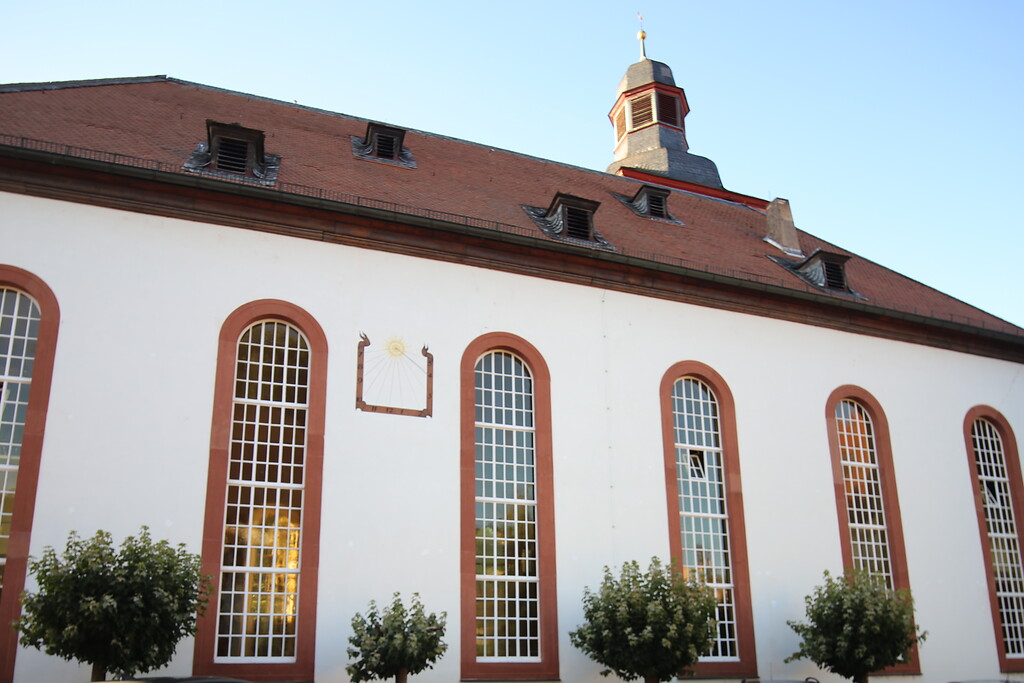 Blick auf die Sonnenuhr an der Außenfassade der Stadtkirche in Annweiler am Trifels (2020).