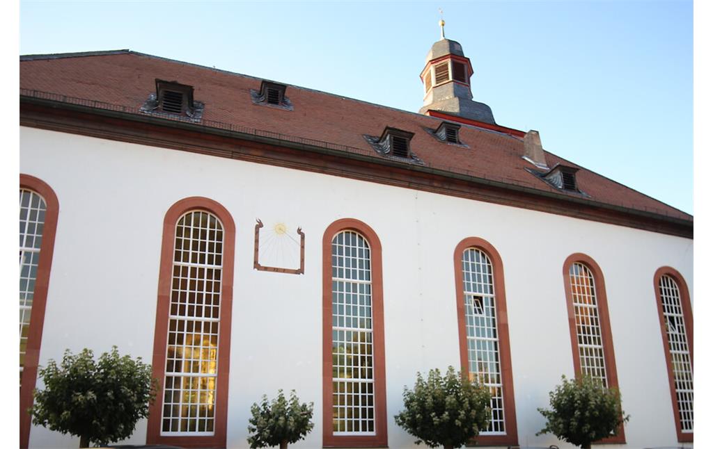 Blick auf die Sonnenuhr an der Außenfassade der Stadtkirche in Annweiler am Trifels (2020).