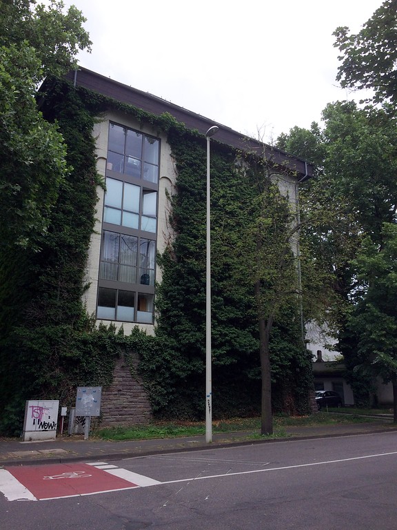 Zur Wohnnutzung umgebauter Hochbunker in Bonn-Beuel, Goethestraße 53 (2018)