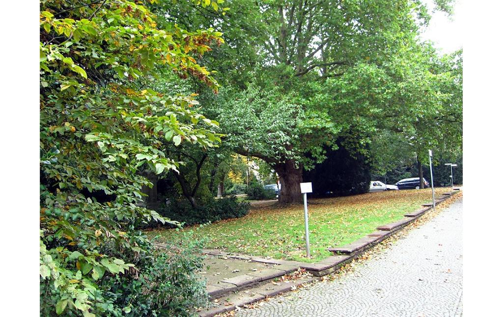 Grünfläche an der Ecke Werdener Straße / Friedhofstraße, nahe des jüdischen Friedhofs in der Werdener Straße in Ratingen (2011)
