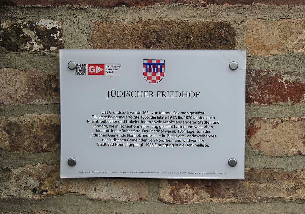 Jüdischer Friedhof in Bad Honnef-Selhof, Teil der Beschilderung des örtlichen Geschichtswegs (2016).