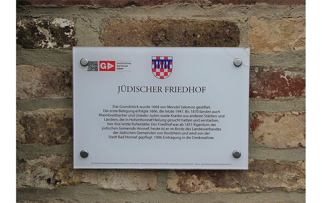 Jüdischer Friedhof in Bad Honnef-Selhof, Teil der Beschilderung des örtlichen Geschichtswegs (2016).