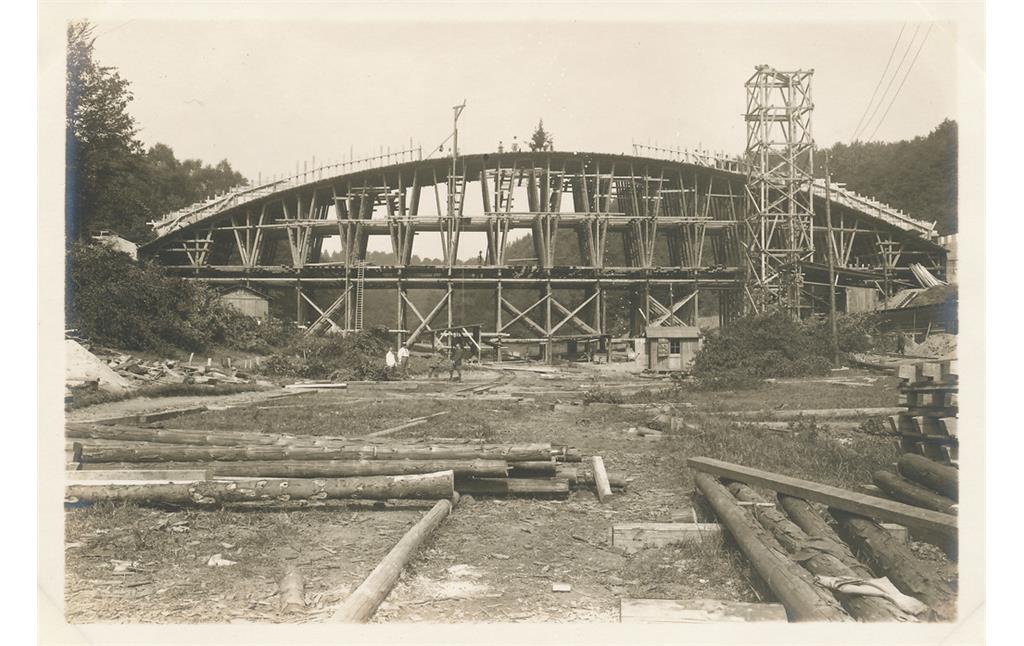 Derenbachbrücke mit aufwendigem Lehrgerüst für den Brückenbogen (während der Bauzeit 1925-1927).