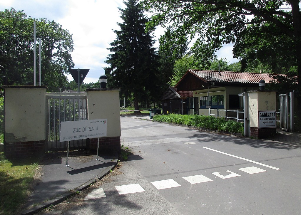 Der Zufahrtsbereich zur früheren Kaserne Gürzenich-Wald (2017), heute als zentrale Unterbringungseinrichtung "ZUE Düren II" genutzt.