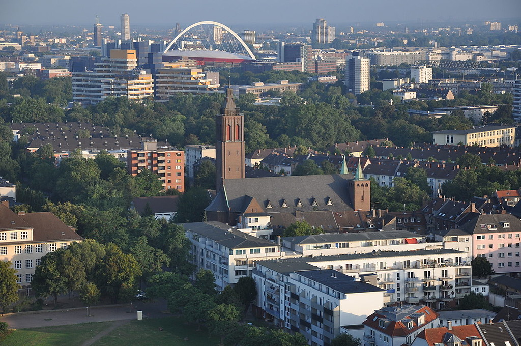Luftaufnahme: Blick über Humboldt/Gremberg mit der Pfarrkirche St. Engelbert und der Deutzer Lanxess-Arena im Hintergrund (2013)