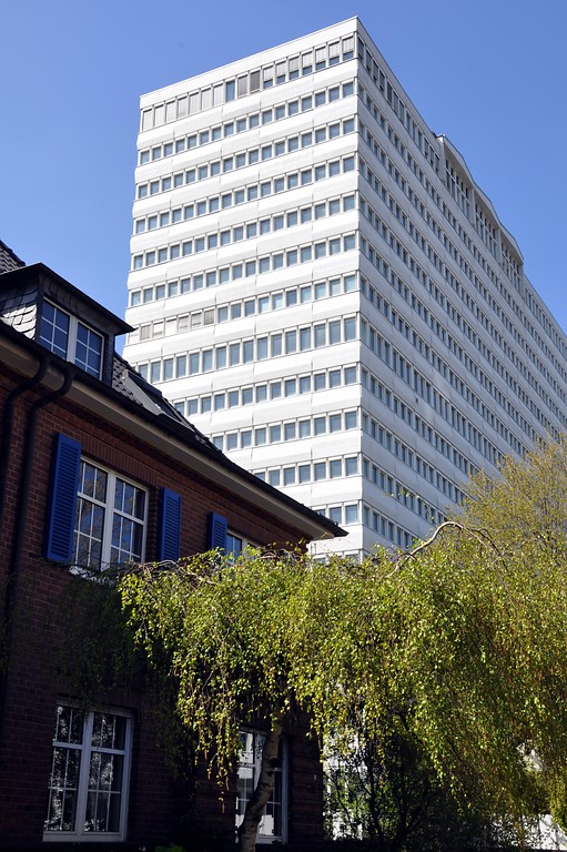 Blick auf das Hochhaus des Bonn-Center von der Eduard-Pflüger-Straße aus (2015)