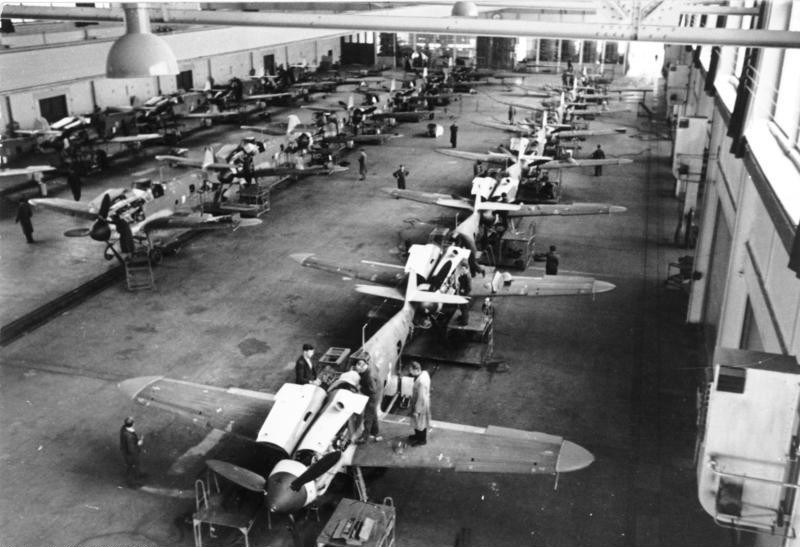 Historische Aufnahme von 1943: Produktion des von 1936 bis 1945 gebauten Jagdflugzeugs Messerschmitt Bf 109 bzw. Me 109.