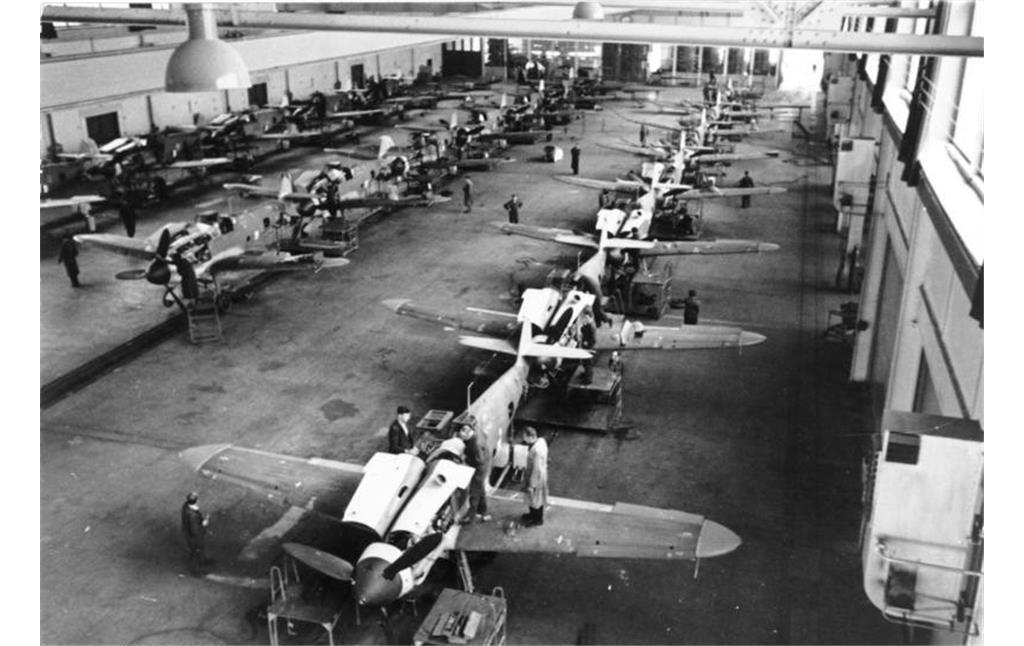 Historische Aufnahme von 1943: Produktion des von 1936 bis 1945 gebauten Jagdflugzeugs Messerschmitt Bf 109 bzw. Me 109.