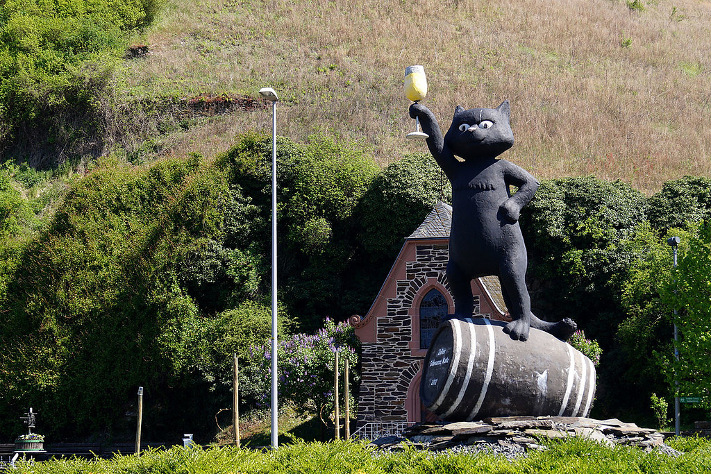 Die im August 2012 im Zuge der Neugestaltung des Straßenkreisels am Ortseingang von Zell an der Mosel geschaffene Skulptur "Schwarze Katz", deren Name auf eine Zeller Weinlage zurückgeht (2014).