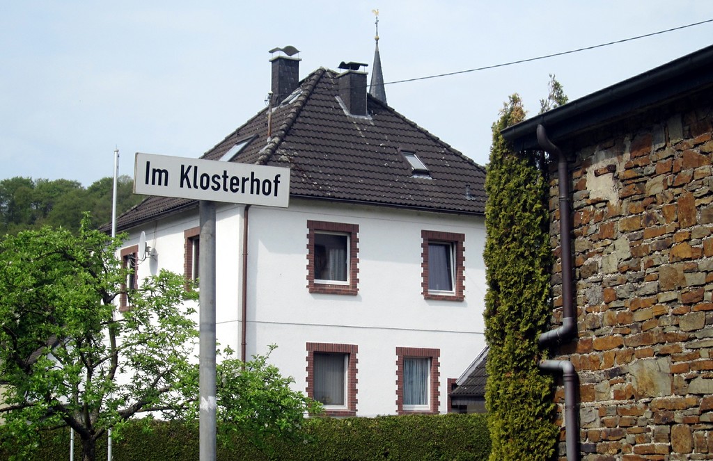 Straßenschild der Gasse "Im Klosterhof" in Windeck-Herchen (2014). Der Name bezieht sich auf das Ende des 16. Jahrhunderts untergegangene Augustinerinnenkloster (vorher Zisterzienserinnen).