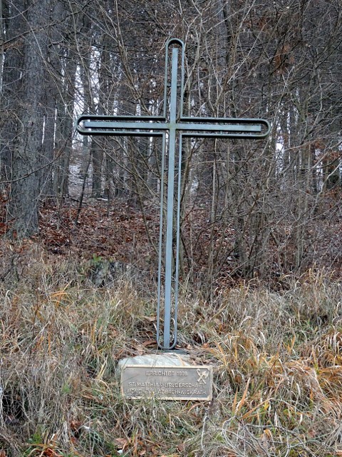 Das im April 1999 errichtete Pilgerkreuz am Lampertsbach, gegenüber der Einmündung des Mirbachtals östlich von Blankenheim-Alendorf (2017).