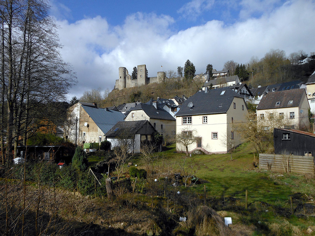 Blick über den Ort Schönecken mit der Burgruine im Hintergrund (2014)