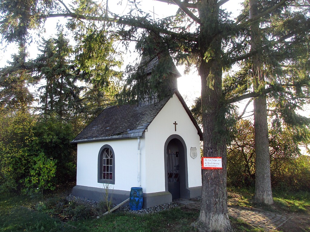Die kleine 1912 erbaute Röder-Kapelle auf der Moselhöhe oberhalb von Niederfell (2020).